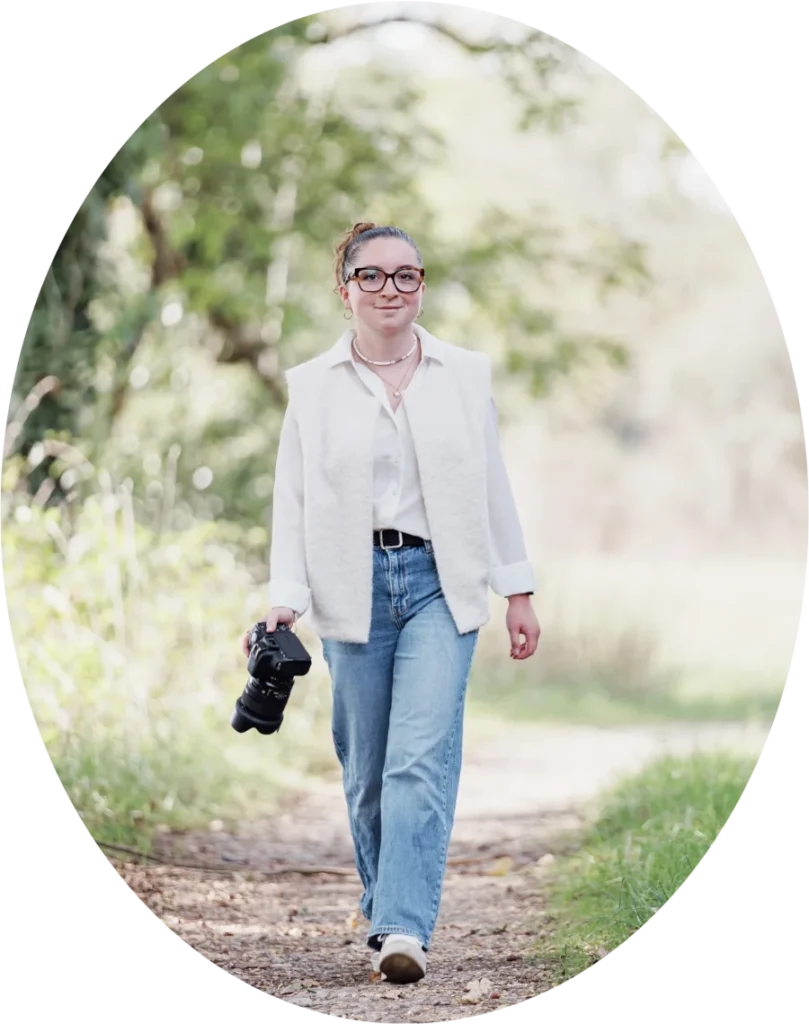 Jeanne marchant dans un chemin l'appareil photo à la main