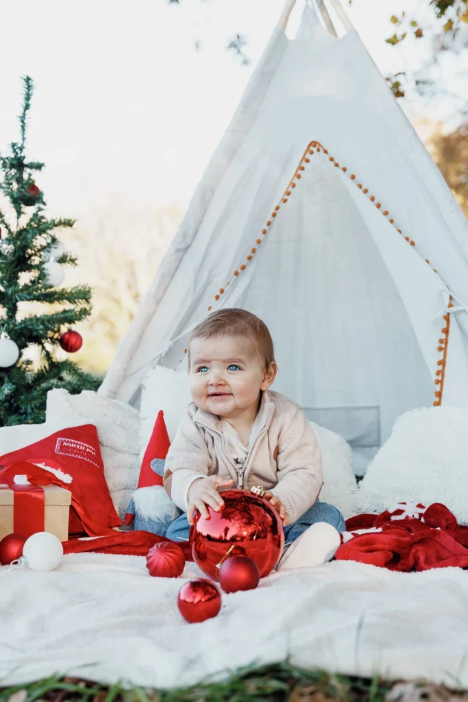 un bébé au milieu d'un décor de noel